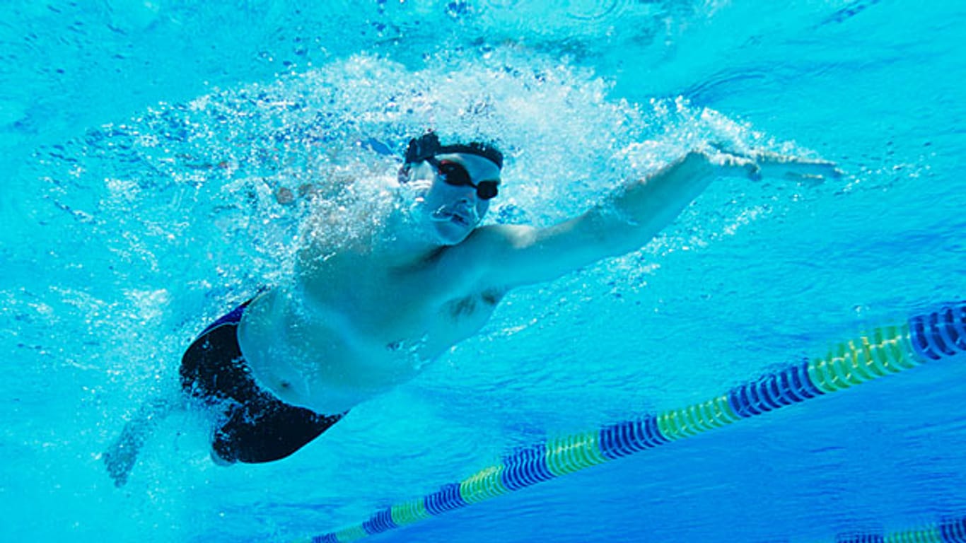 Ausdauersport wie Schwimmen kann dazu beitragen, Tumorbildungen zu verhindern.