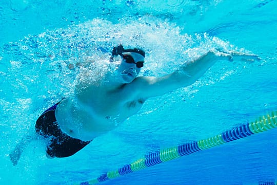 Ausdauersport wie Schwimmen kann dazu beitragen, Tumorbildungen zu verhindern.