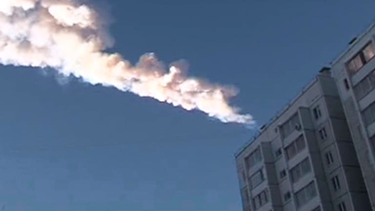 Am 15. Februar 2013 stürzt der Meteorit über der russischen Millionenstadt Tscheljabinsk ab.