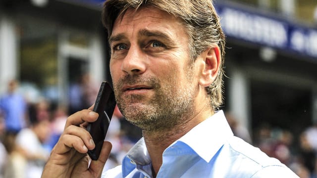 Immer auf Empfang: HSV-Sportchef Oliver Kreuzer sucht nach Verstärkungen. Immer auf Empfang: HSV-Sportchef Oliver Kreuzer sucht nach Verstärkungen.