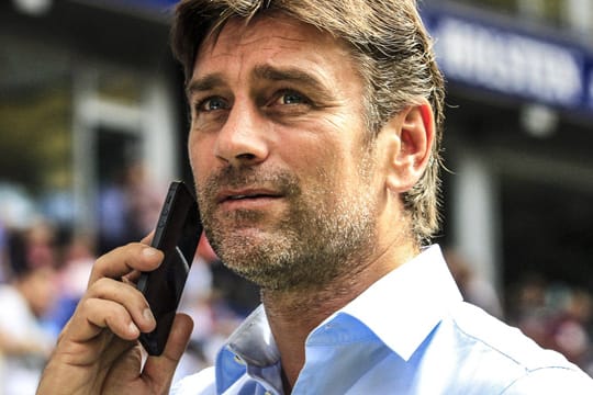 Immer auf Empfang: HSV-Sportchef Oliver Kreuzer sucht nach Verstärkungen.