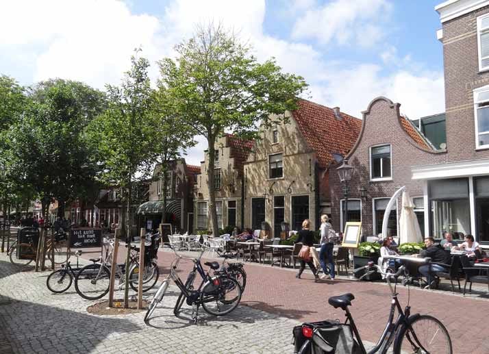 In jeder Jahreszeit ansehnlich - die Dorpsstraat von Oost-Vlieland mit ihren Geschäften und Cafés.