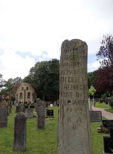 Der Friedhof von Oost-Vlieland: als Grabstein für einen Walfänger diente hier im 18. Jahrhundert der Unterkieferknochen eines Pottwals.
