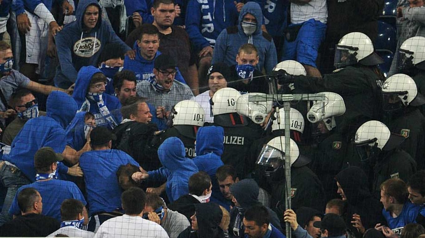 Polizeimaßnahme: Beamte griffen im Schalker Spiel gegen Saloniki im Fanblock hart durch.