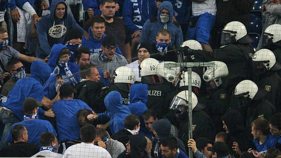 Polizeimaßnahme: Beamte griffen im Schalker Spiel gegen Saloniki im Fanblock hart durch. Polizeimaßnahme: Beamte griffen im Schalker Spiel gegen Saloniki im Fanblock hart durch.