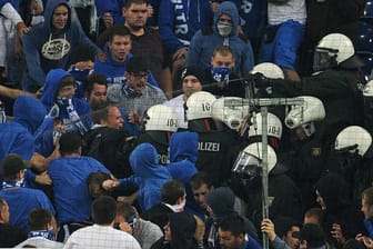 Polizeimaßnahme: Beamte griffen im Schalker Spiel gegen Saloniki im Fanblock hart durch.