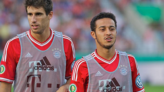 Javi Martinez (li.) hat Leistenprobleme und Thiago fehlt wegen eines Syndesmoserisses rund zwei Monate. Javi Martinez (li.) hat Leistenprobleme und Thiago fehlt wegen eines Syndesmoserisses rund zwei Monate.