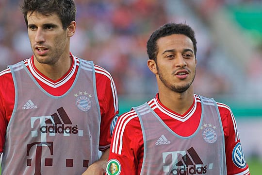 Javi Martinez (li.) hat Leistenprobleme und Thiago fehlt wegen eines Syndesmoserisses rund zwei Monate.