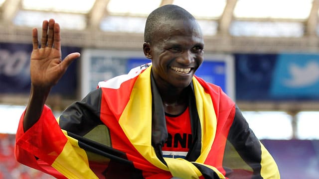 Stephen Kiprotich läuft bei der Leichtathletik-WM 2013 nach seinem Sieg eine Ehrenrunde.