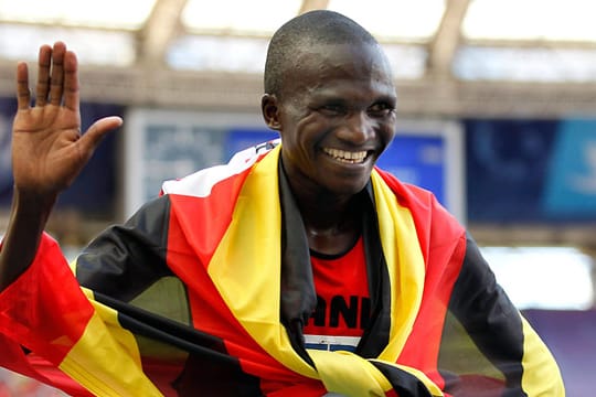 Stephen Kiprotich läuft bei der Leichtathletik-WM 2013 nach seinem Sieg eine Ehrenrunde.