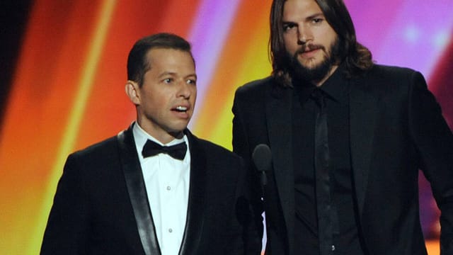 Ashton Kutcher (re.) und Jon Cryer sahnen richtig ab.