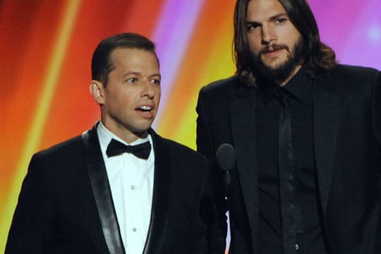 Ashton Kutcher (re.) und Jon Cryer sahnen richtig ab.