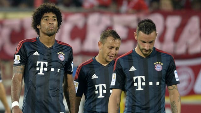 Dante (li.), Rafinha (Mitte) und Contento gehen in Freiburg enttäuscht vom Platz. Dante (li.), Rafinha (Mitte) und Contento gehen in Freiburg enttäuscht vom Platz.