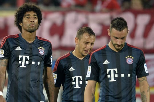 Dante (li.), Rafinha (Mitte) und Contento gehen in Freiburg enttäuscht vom Platz.