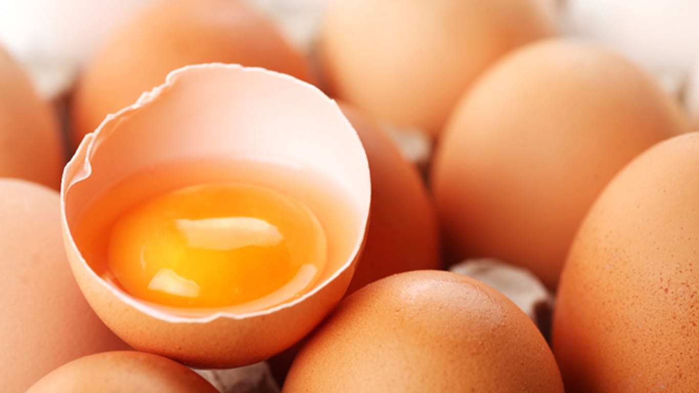 Keime in rohen Eiern können eine Infektion mit Salmonellen auslösen.