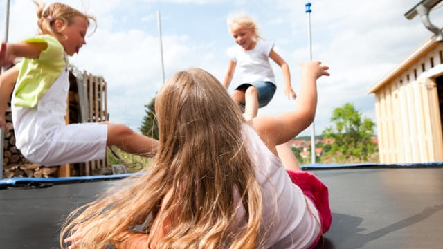 Gartentrampoline liegen voll im Trend. Doch es häufen sich Unfälle mit schweren Verletzungen.