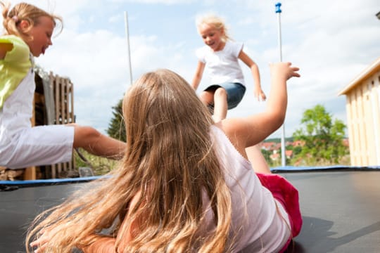 Gartentrampoline liegen voll im Trend. Doch es häufen sich Unfälle mit schweren Verletzungen.