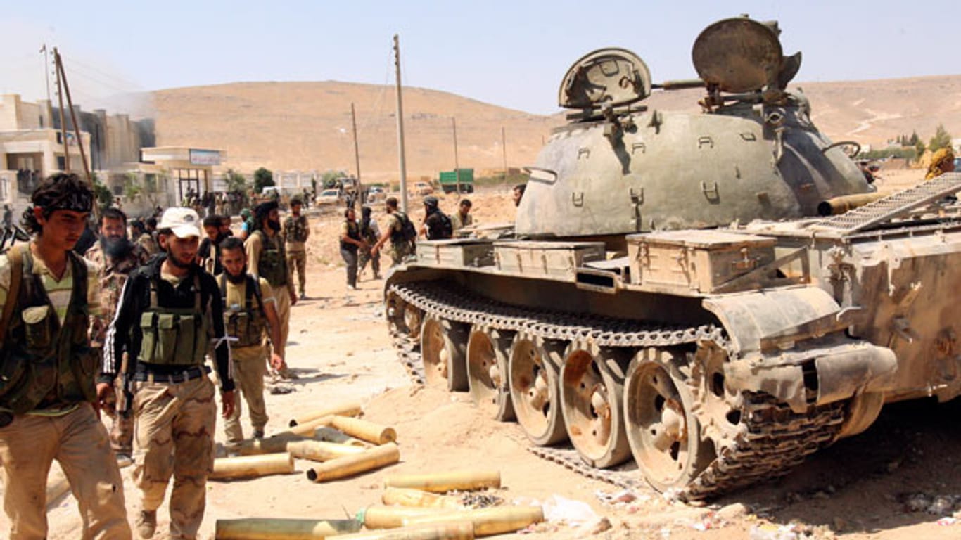 Ein Panzer für Assad weniger: Kämpfer der Freien Syrischen Armee vor Waffen des Regimes