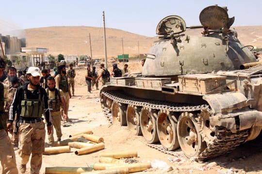 Ein Panzer für Assad weniger: Kämpfer der Freien Syrischen Armee vor Waffen des Regimes
