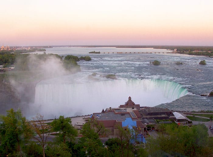 Einmal den Sonnenaufgang an den berühmten Niagara-Fällen bestaunen - warum nicht gleich vom Bett aus? Möglich im "Oakes Hotel Overlooking Falls".