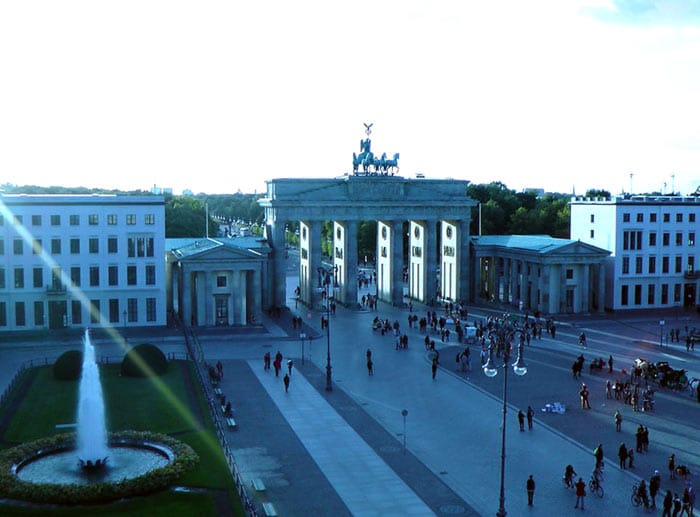 Weltberühmtes Wahrzeichen mit bewegter Vergangenheit: das Brandenburger Tor. Wer im "Hotel Adlon Kempinski" nächtigt, hat das Wahrzeichen direkt vor dem Fenster.