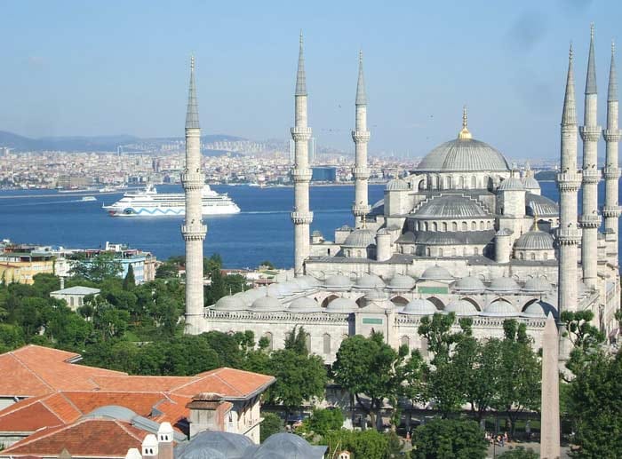 Von der Dachterrasse des "Arcadia" bestaunen Hotelgäste das pulsierende Großstadtleben und die Verschmelzung von zwei Kontinenten. Ein unverbauter Blick auf Istanbul-Highlights wie Blaue Moschee, Hagia Sophia und Bosporus machen dieses Hotel zu einem absoluten Geheimtipp.