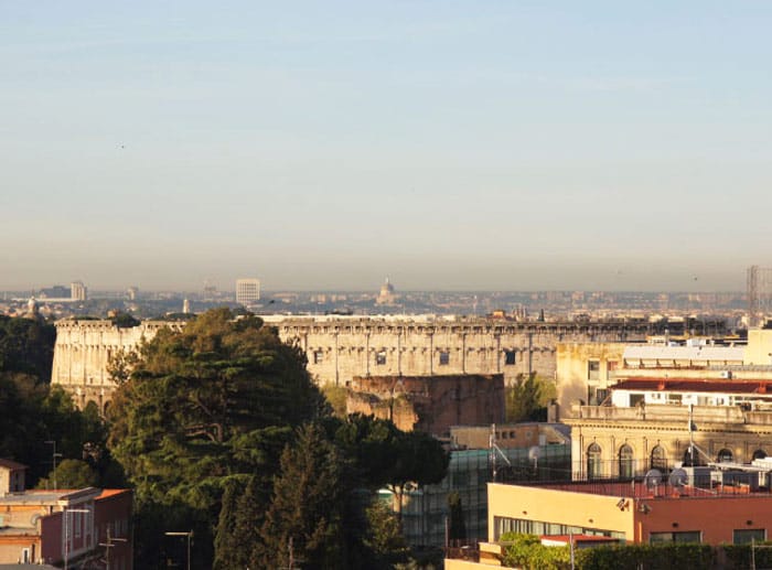 Eine Ruheoase mit Blick auf das berühmte Kolosseum, hoch über dem Gehupe und Gewusel der italienischen Großstadt. Von der Dachterrasse des gleichnamigen Hotels hat man einen völlig neuen Blick auf das wohl berühmteste römische Wahrzeichen.