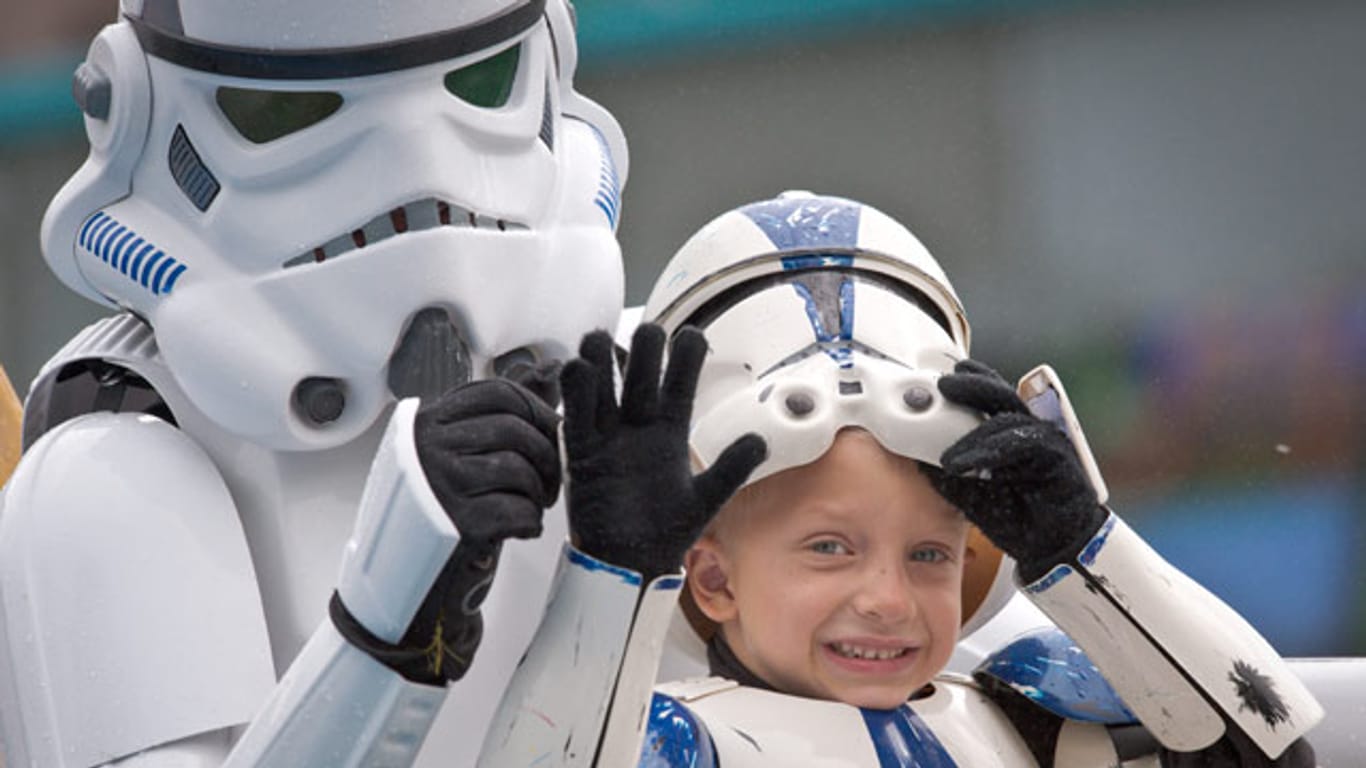 Ein Junge und sein Vater haben sich als Storm Trooper verkleidet.