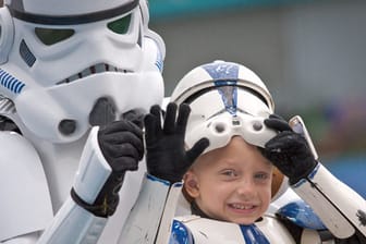 Ein Junge und sein Vater haben sich als Storm Trooper verkleidet.
