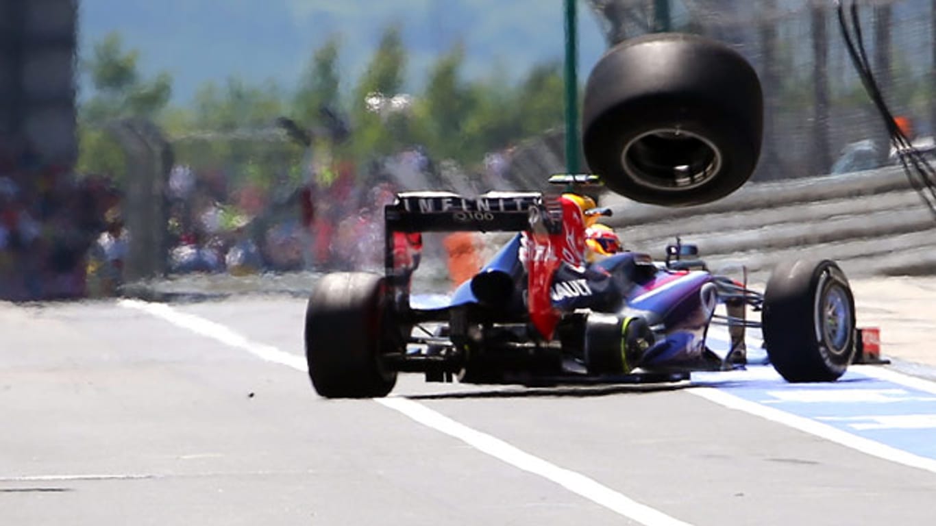 Mark Webber fliegt bei einem Boxenstopp am Nürburgring ein Reifen weg.