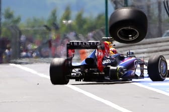 Mark Webber fliegt bei einem Boxenstopp am Nürburgring ein Reifen weg.