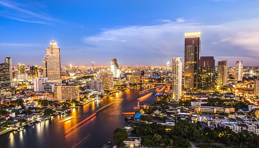 Die Skyline Bangkoks ist zwar nicht so imposant wie zum Beispiel die New Yorks, aber gerade bei Nacht durch die vielen Schiffe auf dem Chao Phraya Fluss absolut sehenswert. Den besten Ausblick erhaschen Reisende von der Sky Terrasse des Luxushotels "Lebua at State Tower".