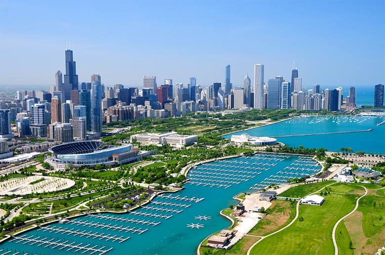 Am Westufter des Michigansees liegt die drittgrößte Stadt Amerikas: Chicago. Am besten zu bestaunen ist ihre Skyline in einer klaren Sommernacht vom Riesenrad am Navy Pier oder von einem Boot auf dem Lake Michigan.
