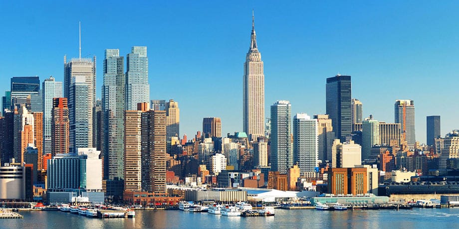 Mit über acht Millionen Einwohnern ist New York die größte Stadt der USA. Einen schönen Blick von Brooklyn auf Manhattan genießen Reisende zum Beispiel von der Brooklyn Heights Promenade (Nähe Brooklyn Bridge). Außerdem ist das Empire State Building ein Klassiker, um die Kulisse der Stadt bestaunen zu können.