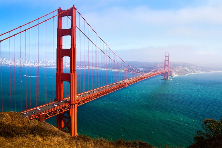 Die Skyline San Franciscos wird nicht zuletzt durch die weltberühmte Golden Gate Bridge bestimmt. Travelzoo empfiehlt vor allem eine Radtour über die kupferfarbene Brücke in Richtung des nahegelegenen Sausalitos. Denn hier und während der Strecke lassen sich die schönsten Bilder über die Bucht auf die Skyline San Franciscos schießen.