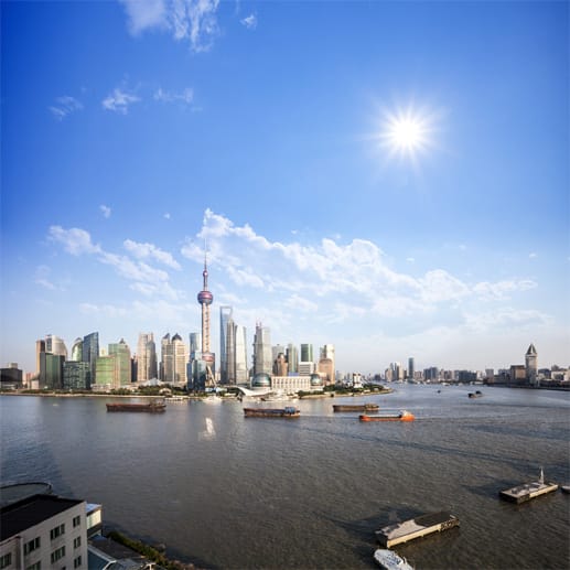 Die Hafenstadt Shanghai ist der wichtigste Wirtschafts- und Industriestandort Chinas. Dies zeigt sich auch in einer futuristisch angehauchten Skyline, die bei jedem Licht beeindruckt. Den besten und günstigsten Blick erhaschen Reisende vom Bund Sightseeing-Tunnel über den Fluss nach Pudong.