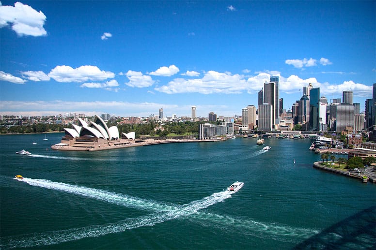 Die Wolkenkratzer sind nicht das Prägende an Sydneys Skyline, sondern die markante Harbour-Bridge und natürlich auch das berühmteste Opernhaus der Welt.