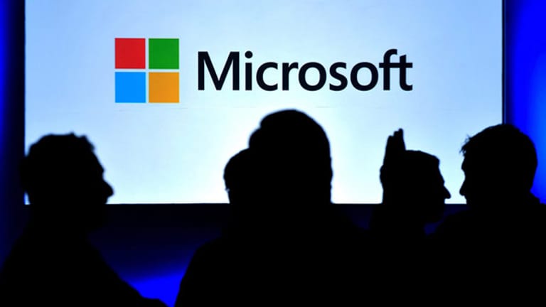 Besucher stehen vor dem neuen Microsoft-Logo