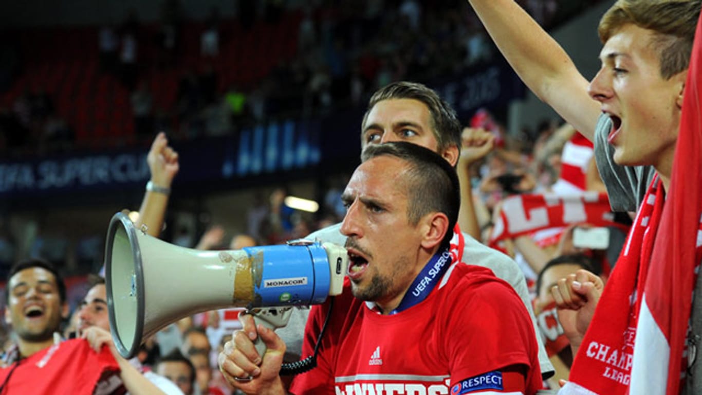 Ribéry feiert mit den Bayern-Fans den Sieg im Supercup gegen Chelsea.