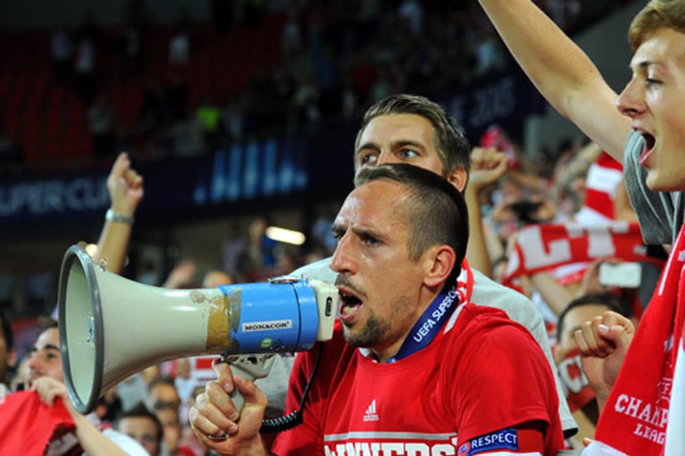 Ribéry feiert mit den Bayern-Fans den Sieg im Supercup gegen Chelsea.