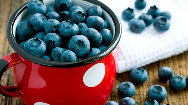 Blaubeeren enthalten Antioxidantien, die Zellen und Gefäße schützen.