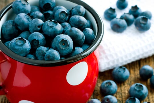 Blaubeeren enthalten Antioxidantien, die Zellen und Gefäße schützen.