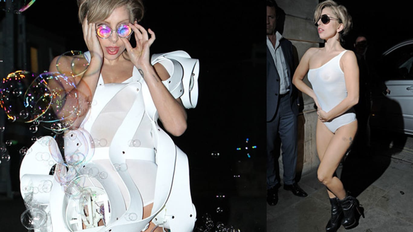 Lady Gaga trägt bei der Eröffnung des iTunes-Festivals einen weißen, durchsichtigen Turnanzug.