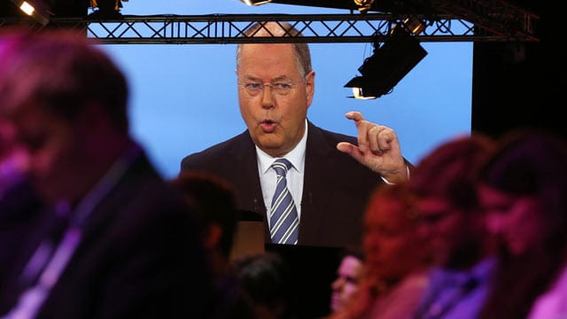 Nach dem TV-Duell holt Steinbrück immens auf: Ganze 17 Prozentpunkte kann er im "Deutschlandtrend" auf der Beliebtheitsskala zulegen.