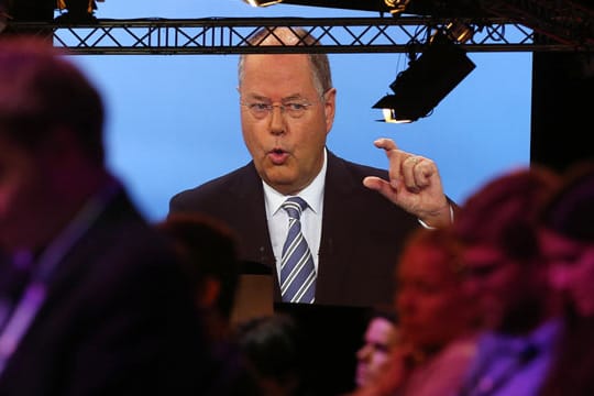 Nach dem TV-Duell holt Steinbrück immens auf: Ganze 17 Prozentpunkte kann er im "Deutschlandtrend" auf der Beliebtheitsskala zulegen.