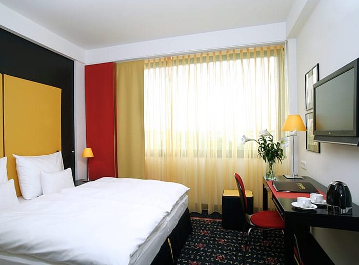 Bei der Ausstattung der Zimmer wurden satte Rot-, Gelb-, Schwarz und Weiß-Töne verarbeitet.