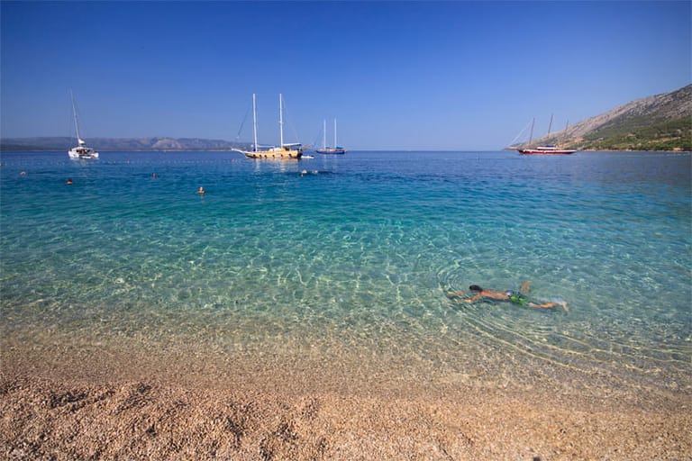 Rund zweihundert Kilometer Küstenlinie besitzt die drittgrößte Adria-Insel, allesamt Felsen- oder Steinküste.