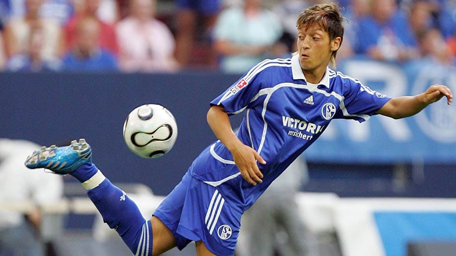 Hacke, Spitze, eins, zwei, drei: Mesut Özil beschert seinen ehemaligen Klubs einen Geldregen. Hacke, Spitze, eins, zwei, drei: Mesut Özil beschert seinen ehemaligen Klubs einen Geldregen.