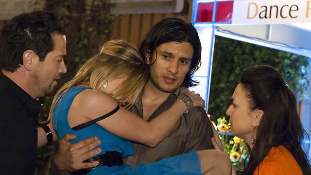 Maximilian (Francisco Medina) trägt Lena (Maria Kempken) aus den Flammen.