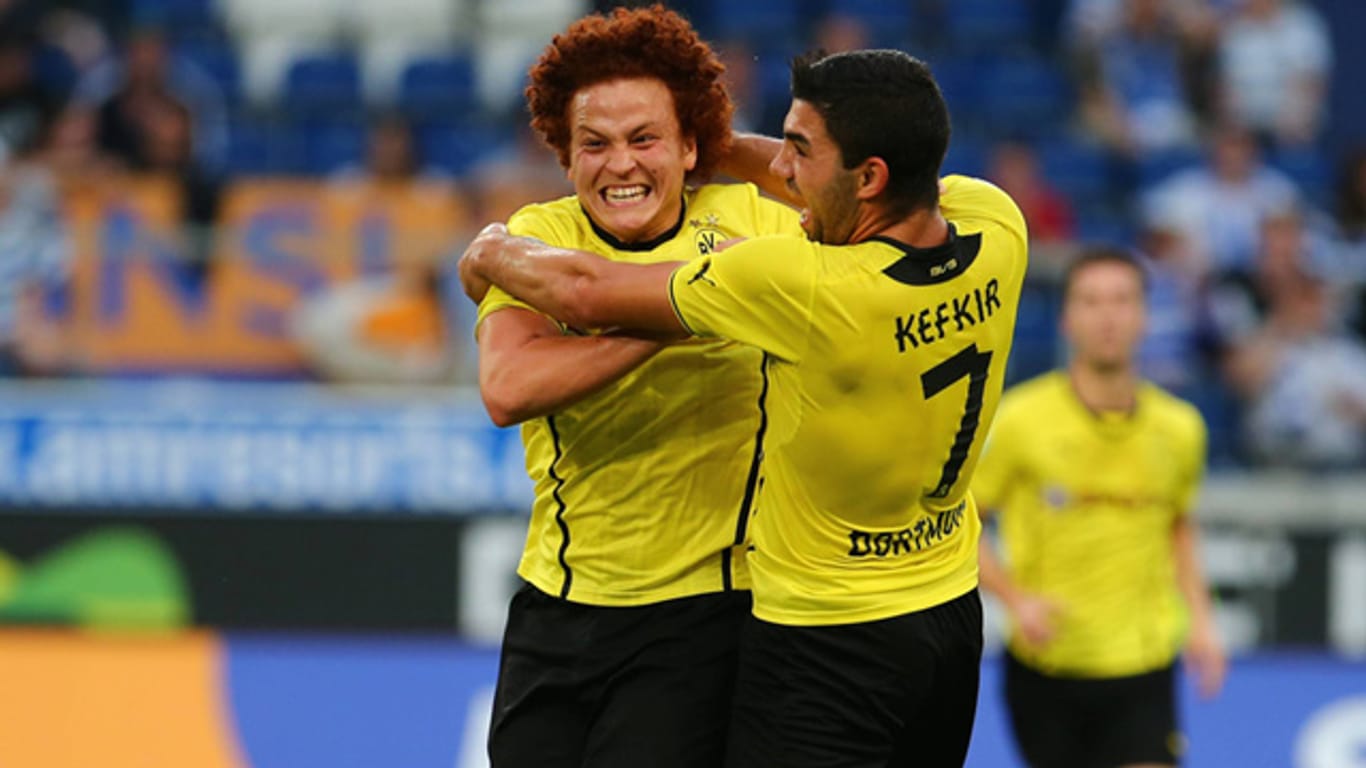Mustafa Amini bejubelt mit Oguzhan Kefkir seinen Treffer gegen den MSV Duisburg.